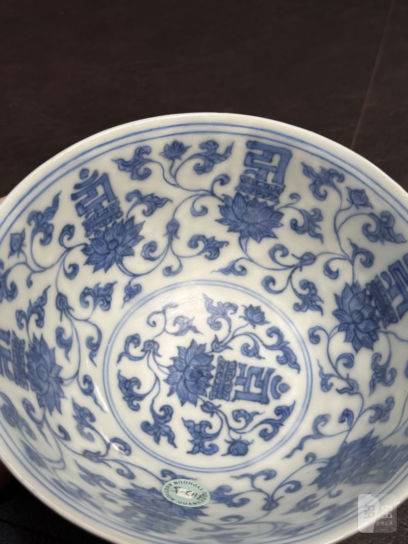 明弘治 青花外穿花龙内缠枝托梵纹碗 - 图8